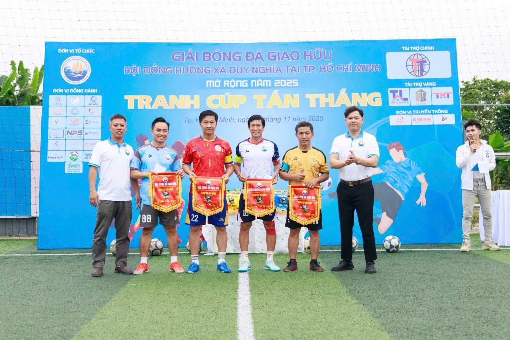 Đại diện Ban tổ chức trao cờ lưu niệm cho các đội tham gia giải đấu 